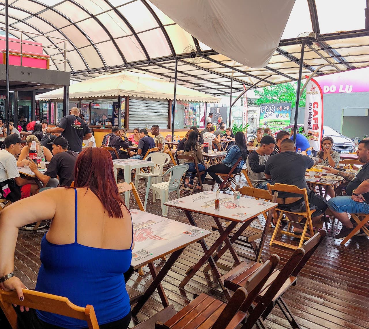 Praça de alimentação do Feirão do Lu